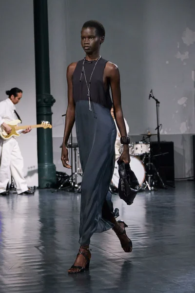 Look 16